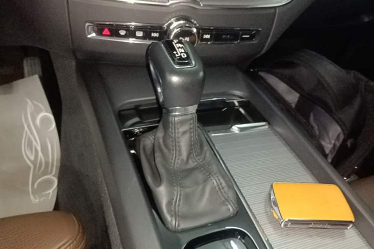 Used Volvo XC60 2021 T5 4x4 Smart Luxury Edition Gear Lever