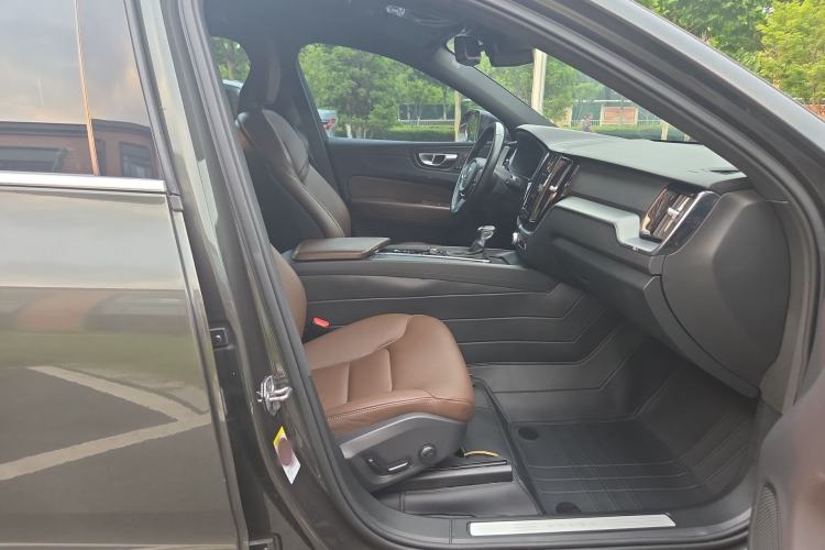 Used Volvo XC60 2021 T5 4x4 Smart Luxury Edition Interior 1