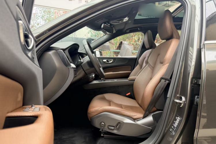Used Volvo XC60 2021 T5 4x4 Smart Luxury Edition Interior 1