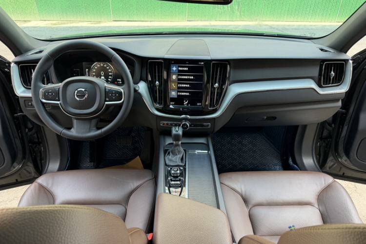 Used Volvo XC60 2021 T5 4x4 Smart Luxury Edition Interior 1