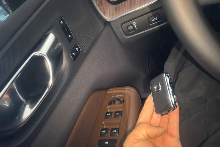 Used Volvo XC60 2021 T5 4x4 Smart Luxury Edition Interior 1