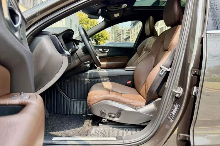 Used Volvo XC60 2021 T5 4x4 Smart Luxury Edition Interior 1