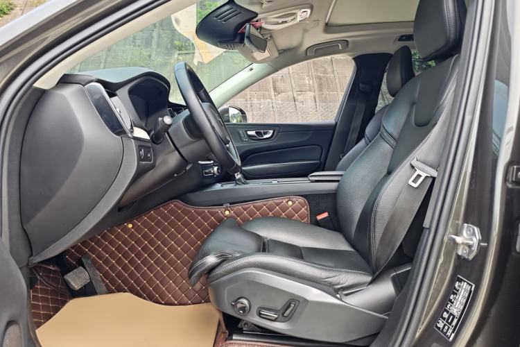 Used Volvo XC60 2021 T5 4x4 Smart Luxury Edition Interior 2