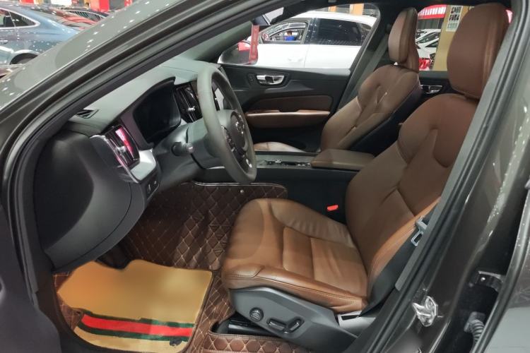Used Volvo XC60 2021 T5 4x4 Smart Luxury Edition Interior 2
