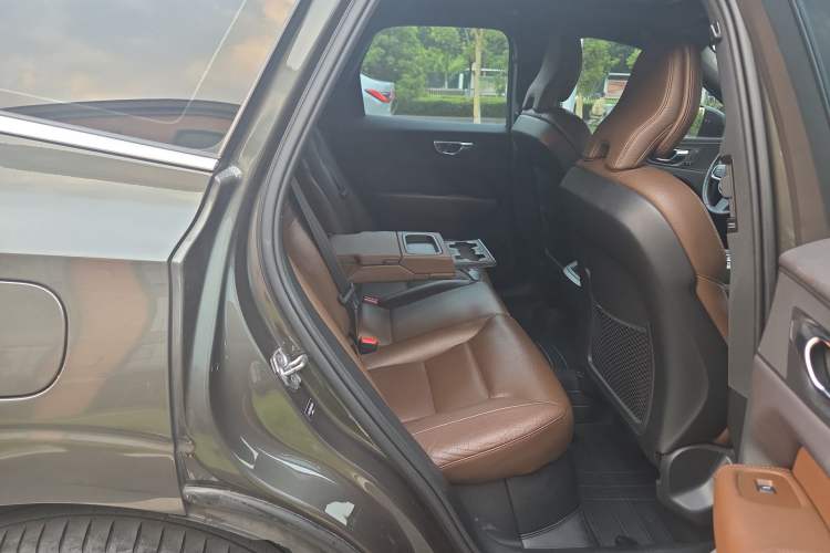 Used Volvo XC60 2021 T5 4x4 Smart Luxury Edition Interior 2