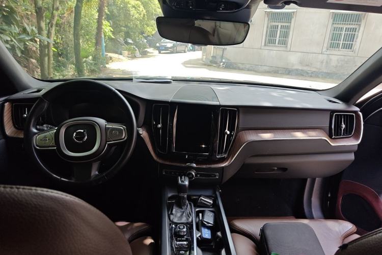 Used Volvo XC60 2021 T5 4x4 Smart Luxury Edition Interior 2