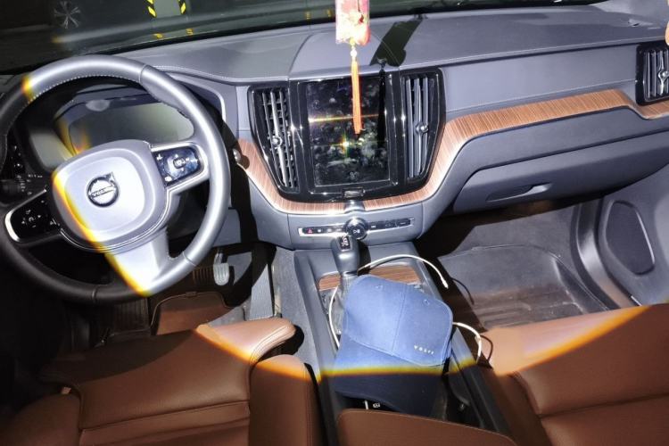 Used Volvo XC60 2021 T5 4x4 Smart Luxury Edition Interior 2