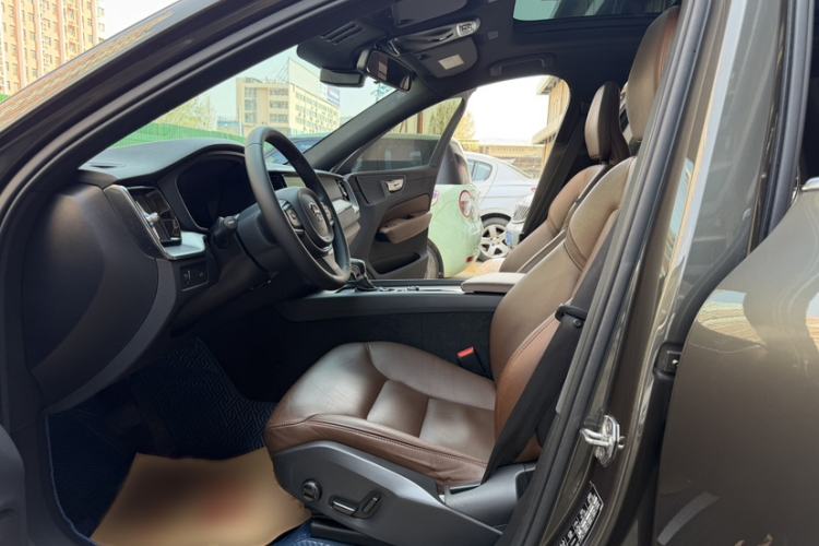 Used Volvo XC60 2021 T5 4x4 Smart Luxury Edition Interior 2