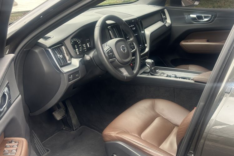 Used Volvo XC60 2021 T5 4x4 Smart Luxury Edition Interior 3