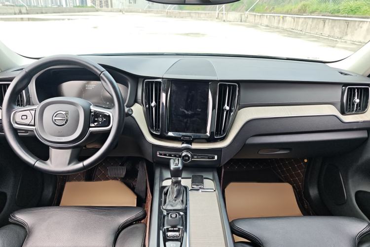 Used Volvo XC60 2021 T5 4x4 Smart Luxury Edition Interior 3