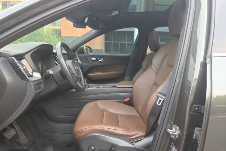 Used Volvo XC60 2021 T5 4x4 Smart Luxury Edition Interior 3