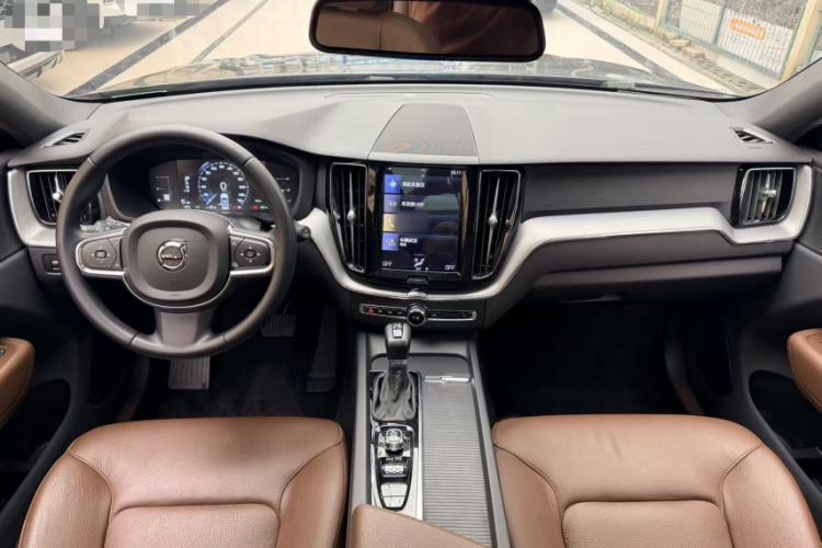 Used Volvo XC60 2021 T5 4x4 Smart Luxury Edition Interior 3
