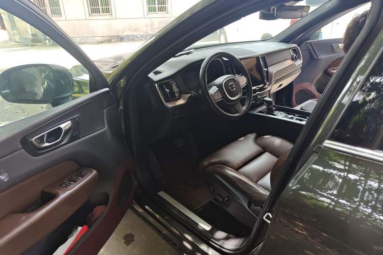 Used Volvo XC60 2021 T5 4x4 Smart Luxury Edition Interior 3