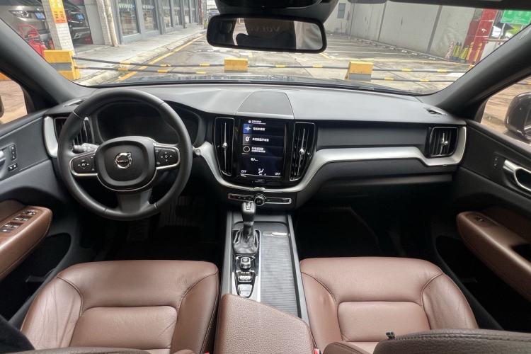 Used Volvo XC60 2021 T5 4x4 Smart Luxury Edition Interior 3