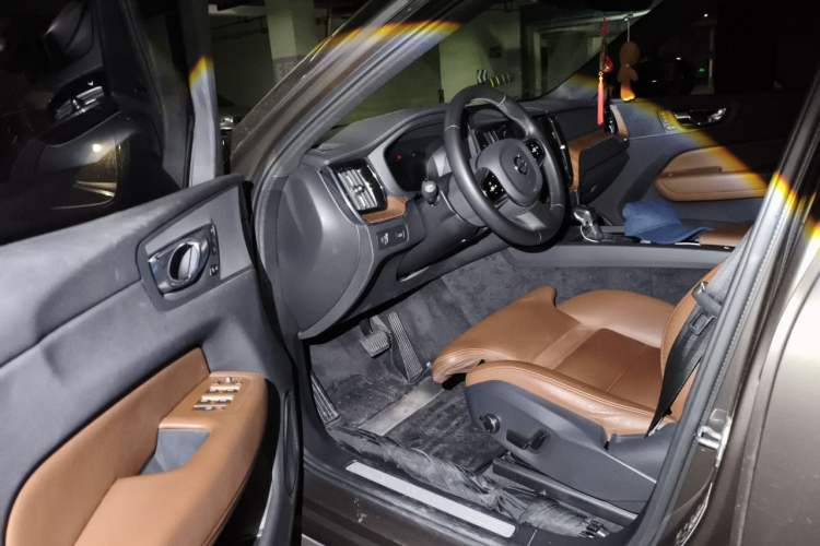 Used Volvo XC60 2021 T5 4x4 Smart Luxury Edition Interior 3