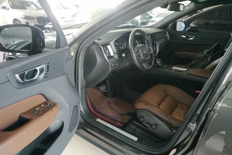 Used Volvo XC60 2021 T5 4x4 Smart Luxury Edition Interior 3