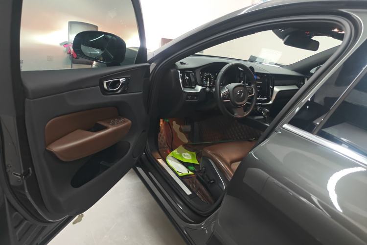 Used Volvo XC60 2021 T5 4x4 Smart Luxury Edition Interior 3