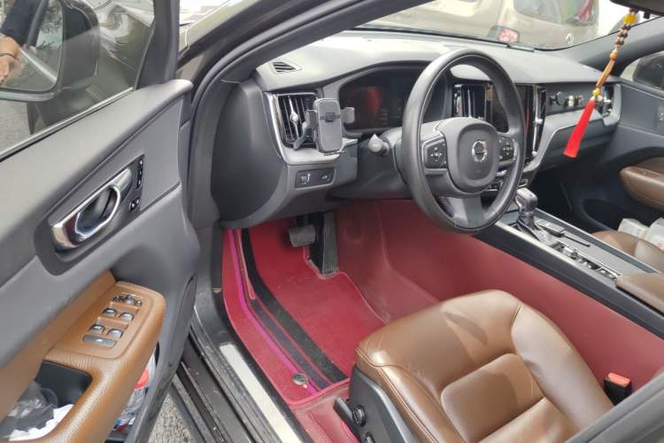Used Volvo XC60 2021 T5 4x4 Smart Luxury Edition Interior 3