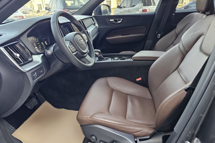 Used Volvo XC60 2021 T5 4x4 Smart Luxury Edition Interior 4
