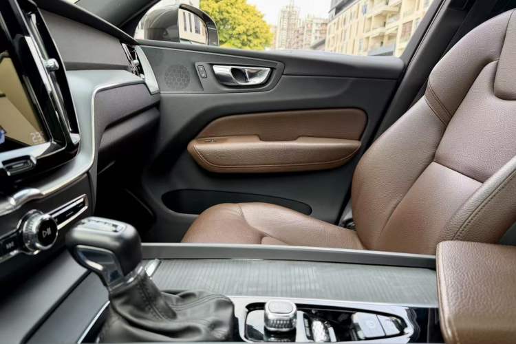 Used Volvo XC60 2021 T5 4x4 Smart Luxury Edition Interior 4