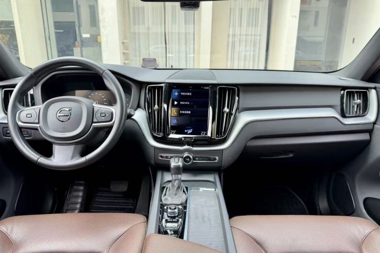 Used Volvo XC60 2021 T5 4x4 Smart Luxury Edition Interior 7