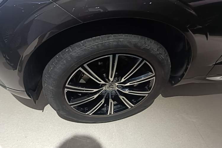 Used Volvo XC60 2021 T5 4x4 Zhiya Luxury Edition Left Front Wheel Hub