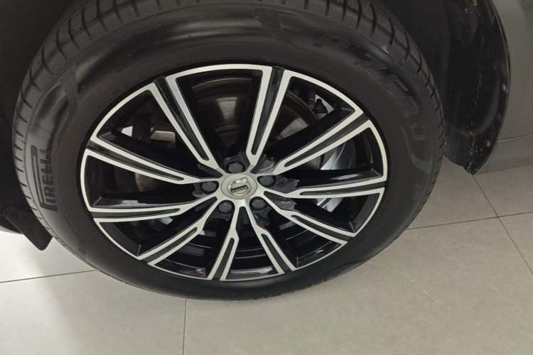Used Volvo XC60 2021 T5 4x4 Smart Luxury Edition Left Front Wheel Hub