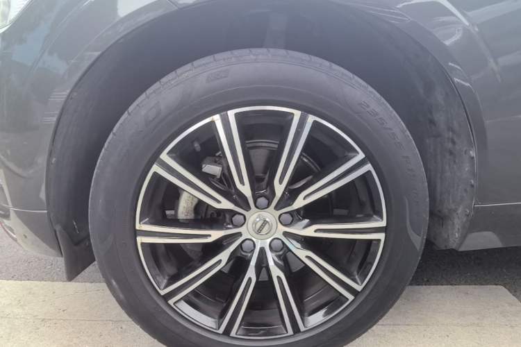 Used Volvo XC60 2021 T5 4x4 Smart Luxury Edition Left Front Wheel Hub