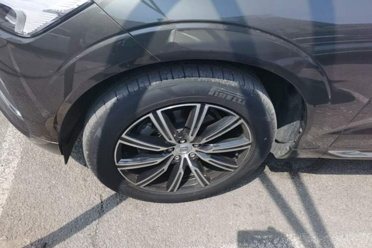 Used Volvo XC60 2021 T5 4x4 Smart Luxury Edition Left Front Wheel Hub