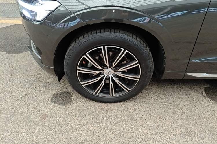 Used Volvo XC60 2021 T5 4x4 Smart Luxury Edition Left Front Wheel Hub
