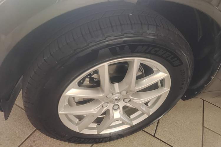 Used Volvo XC60 2021 T5 4x4 Smart Luxury Edition Left Front Wheel Hub
