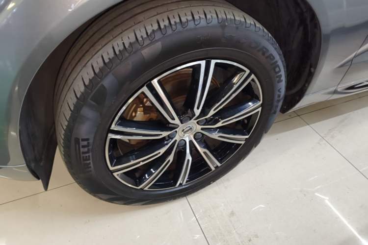 Used Volvo XC60 2021 T5 4x4 Smart Luxury Edition Left Front Wheel Hub