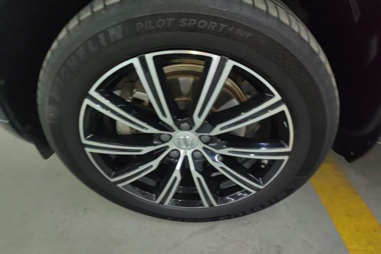 Used Volvo XC60 2021 T5 4x4 Smart Luxury Edition Left Front Wheel Hub