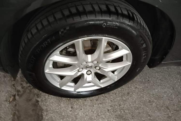 Used Volvo XC60 2021 T5 4x4 Smart Luxury Edition Left Front Wheel Hub