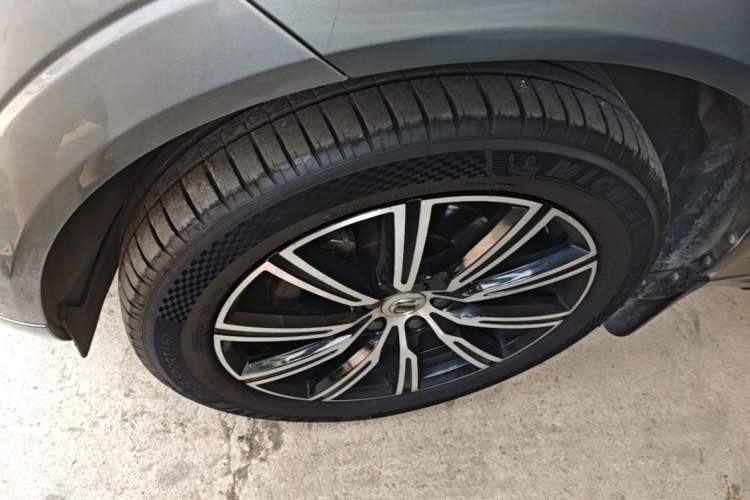 Used Volvo XC60 2021 T5 4x4 Smart Luxury Edition Left Front Wheel Hub