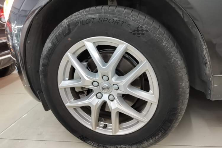 Used Volvo XC60 2021 T5 4x4 Smart Luxury Edition Left Front Wheel Hub