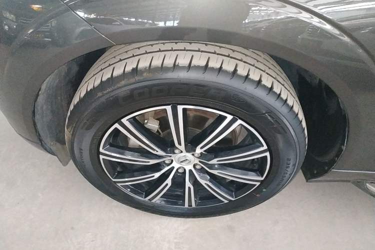 Used Volvo XC60 2021 T5 4x4 Smart Luxury Edition Left Front Wheel Hub