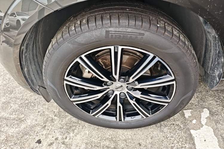 Used Volvo XC60 2021 T5 4x4 Smart Luxury Edition Left Front Wheel Hub
