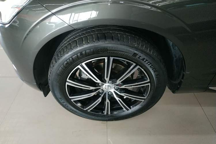 Used Volvo XC60 2021 T5 4x4 Smart Luxury Edition Left Front Wheel Hub