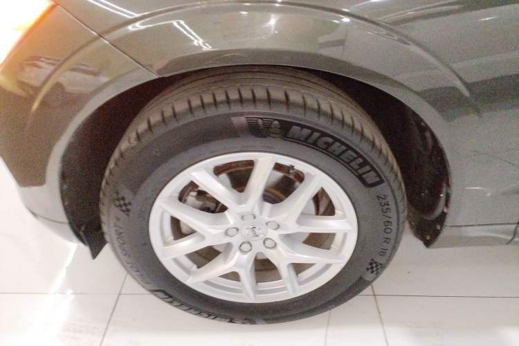 Used Volvo XC60 2021 T5 4x4 Smart Luxury Edition Left Front Wheel Hub