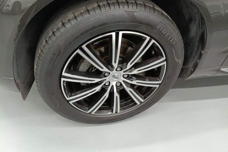 Used Volvo XC60 2021 T5 4x4 Smart Luxury Edition Left Front Wheel Hub