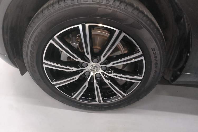 Used Volvo XC60 2021 T5 4x4 Smart Luxury Edition Left Front Wheel Hub