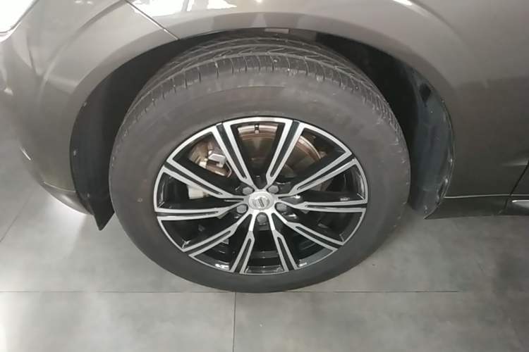 Used Volvo XC60 2021 T5 4x4 Zhiya Luxury Edition Left Front Wheel Hub