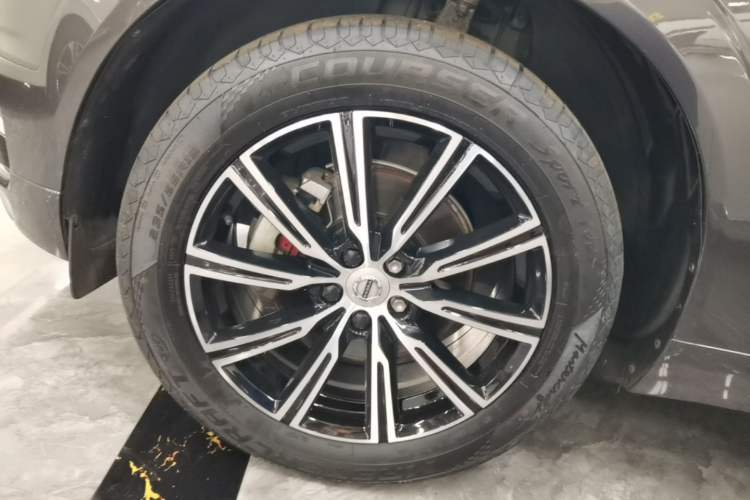 Used Volvo XC60 2021 T5 4x4 Smart Luxury Edition Left Front Wheel Hub
