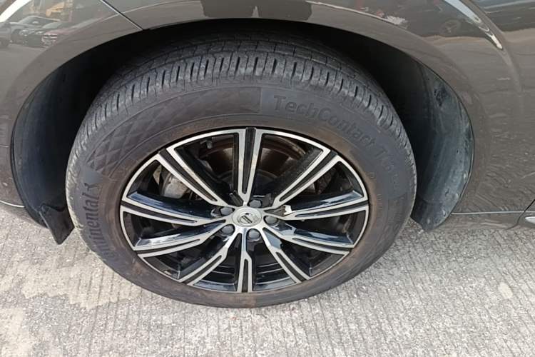 Used Volvo XC60 2021 T5 4x4 Smart Luxury Edition Left Front Wheel Hub