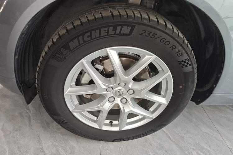 Used Volvo XC60 2021 T5 4x4 Smart Luxury Edition Left Front Wheel Hub