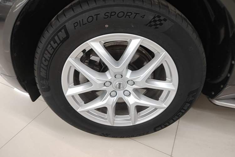 Used Volvo XC60 2021 T5 4x4 Smart Luxury Edition Left Front Wheel Hub