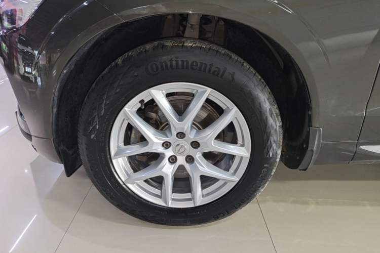Used Volvo XC60 2021 T5 4x4 Smart Luxury Edition Left Front Wheel Hub