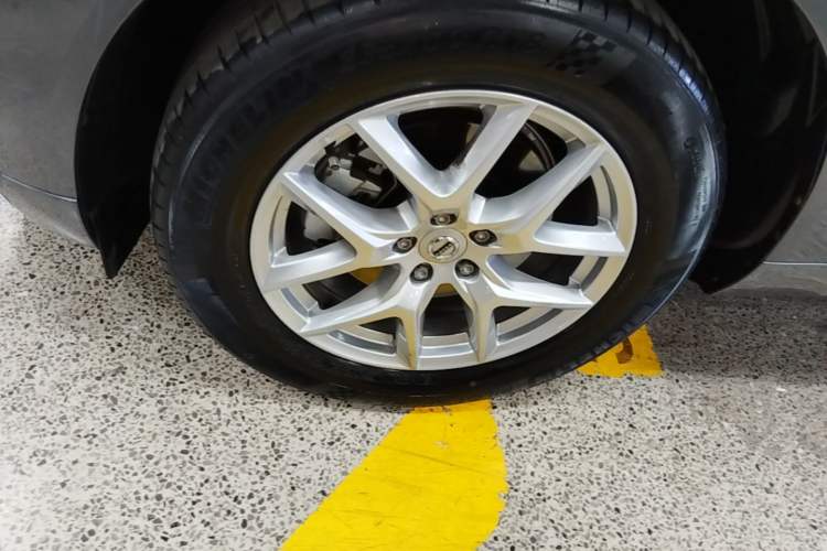 Used Volvo XC60 2021 T5 4x4 Smart Luxury Edition Left Front Wheel Hub