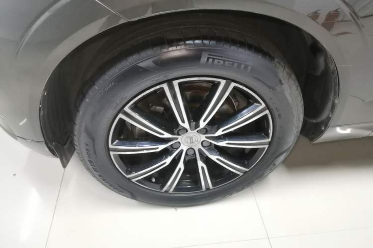 Used Volvo XC60 2021 T5 4x4 Smart Luxury Edition Left Front Wheel Hub